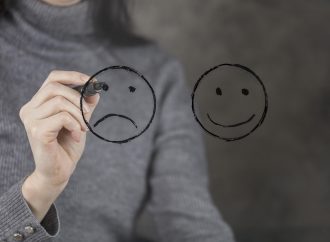你有「微笑型憂鬱症」嗎？外表正常但心裡崩潰